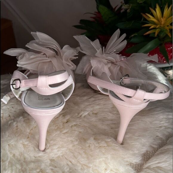 WOMEN’S EVERLASTING FLOWER EMBELLISHED SANDAL - Picture 7 of 8